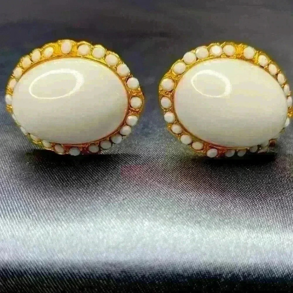 Vintage Costume Jewelry Earrings Clip-on - Picture 1 of 3